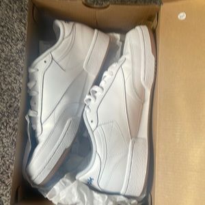 Reebok Classic Mens Club Memt low sneaker bubble gum bottoms